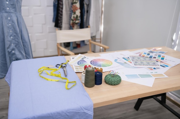 Ateliér s pracovným stolom a výšivkami